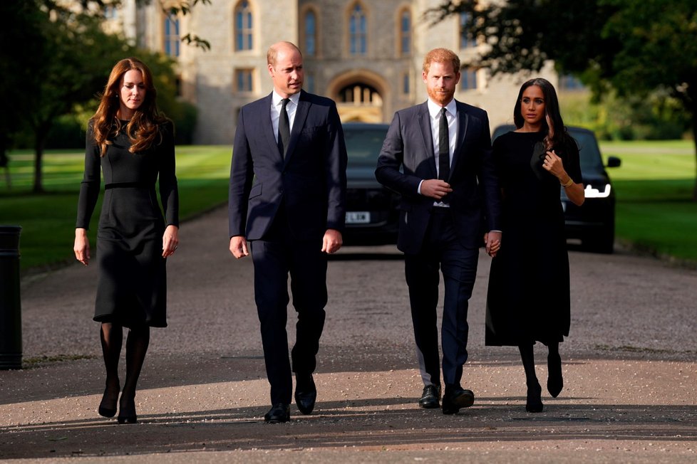 Harry, Meghan, William a Kate se ve Windsoru zdravili s občany.