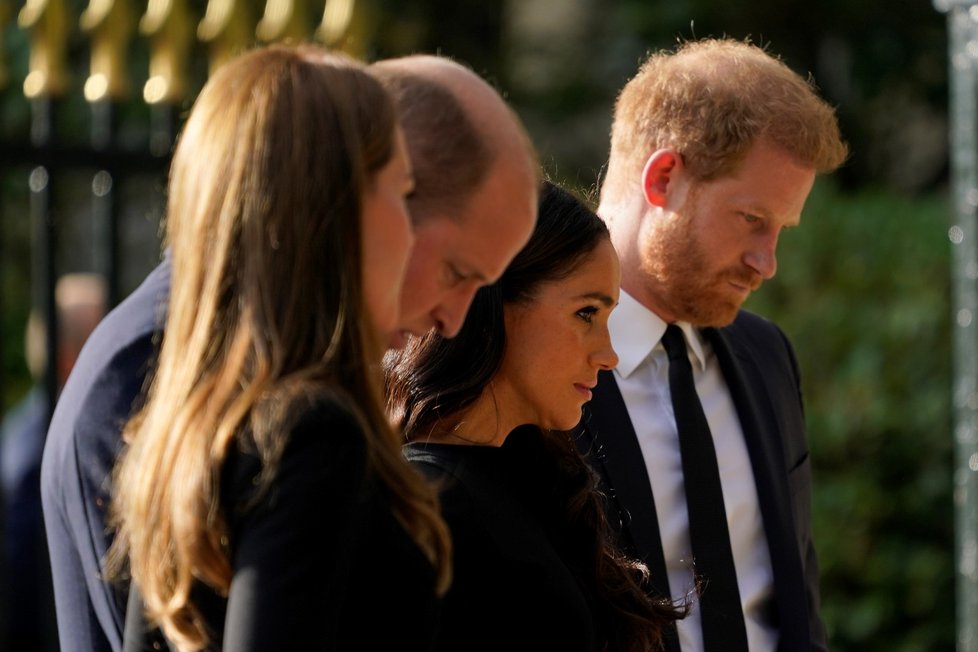 Harry, Meghan, William a Kate se ve Windsoru zdravili s občany.