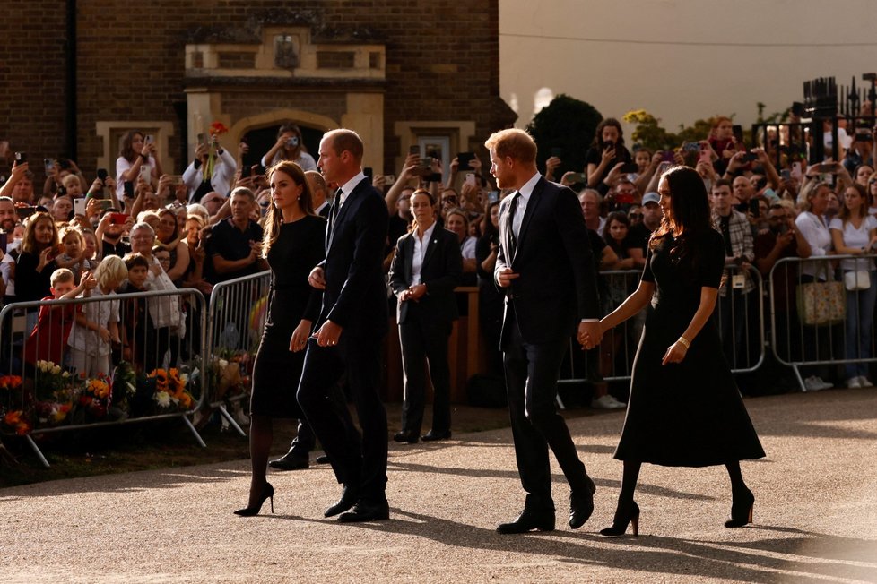 Harry, Meghan, William a Kate se ve Windsoru zdravili s občany.