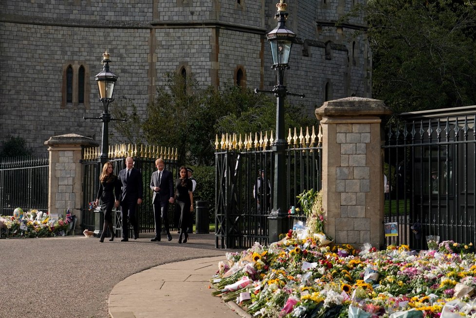 Harry, Meghan, William a Kate se ve Windsoru zdravili s občany.