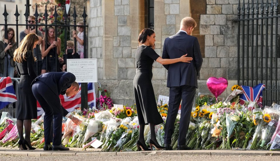 Harry a Meghan si veřejně dávali najevo náklonnost.