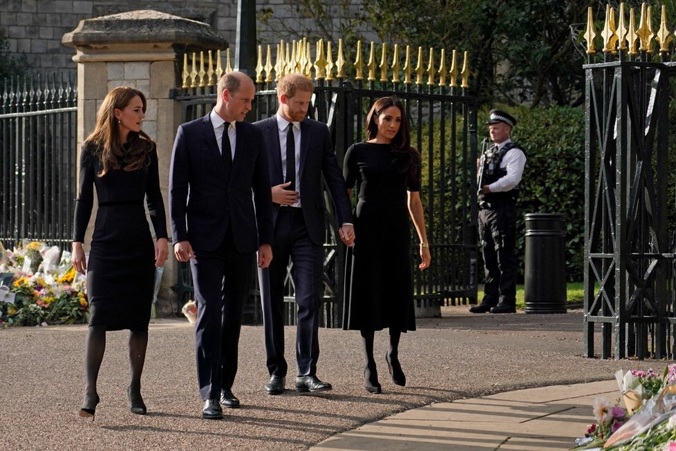 Harry, Meghan, William a Kate se ve Windsoru zdravili s občany.