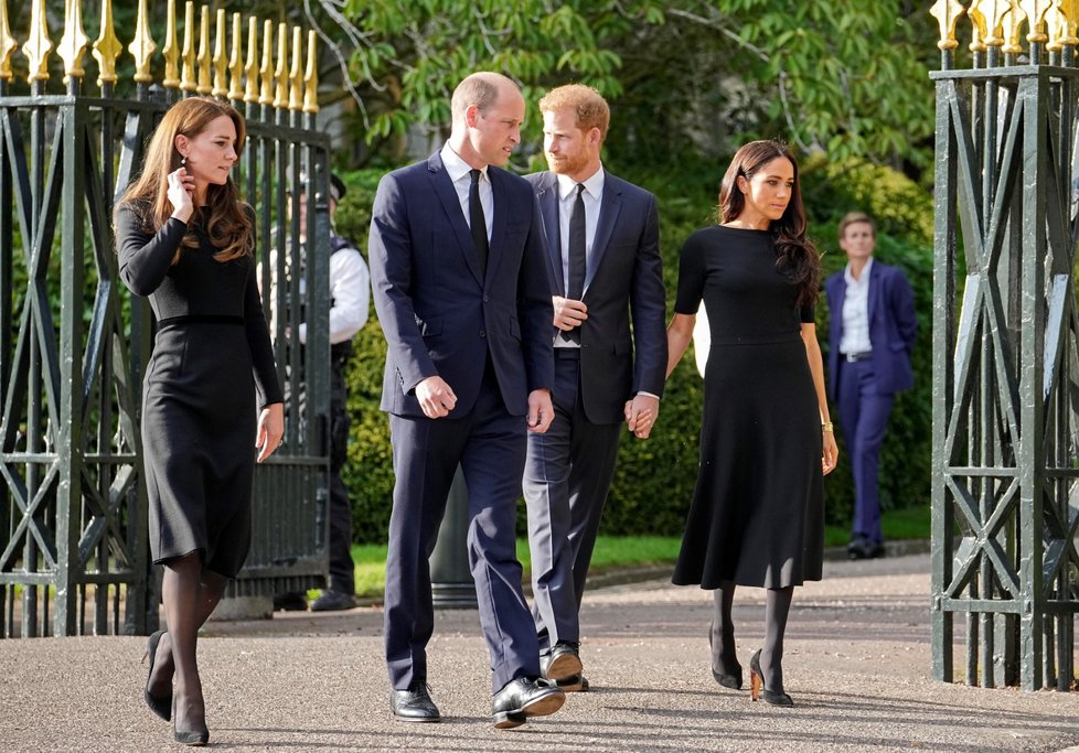 Harry, Meghan, William a Kate se ve Windsoru zdravili s občany.