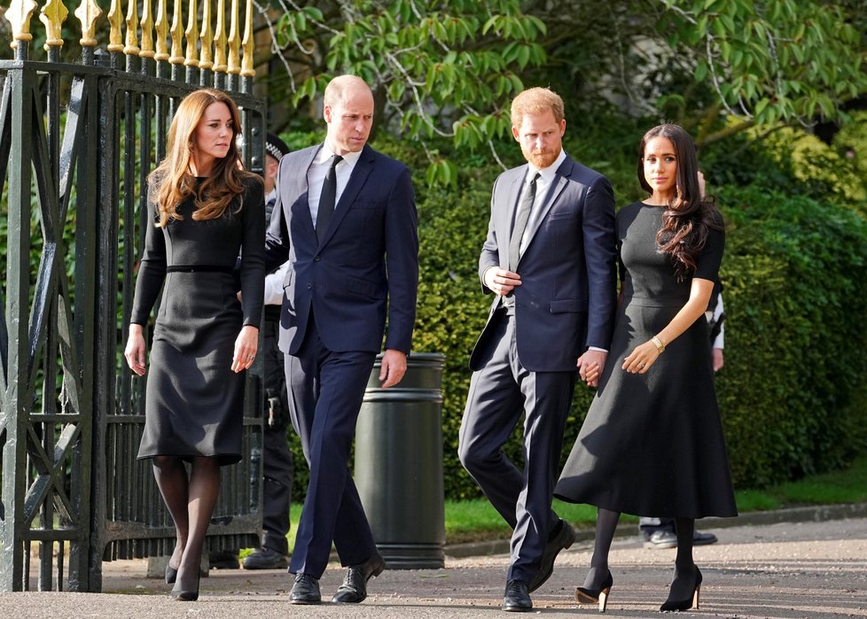 Harry, Meghan, William a Kate se ve Windsoru zdravili s občany.