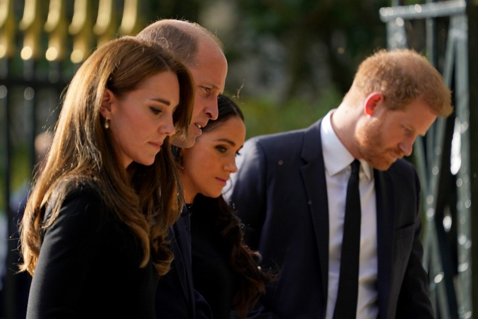 Harry, Meghan, William a Kate se ve Windsoru zdravili s občany.