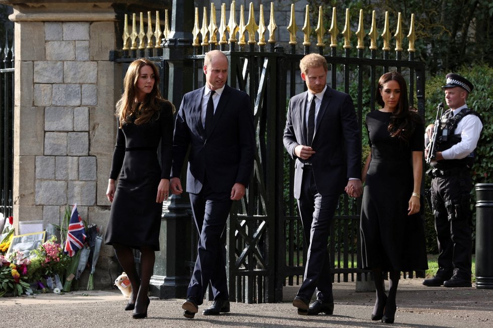 Harry, Meghan, William a Kate se ve Windsoru zdravili s občany.