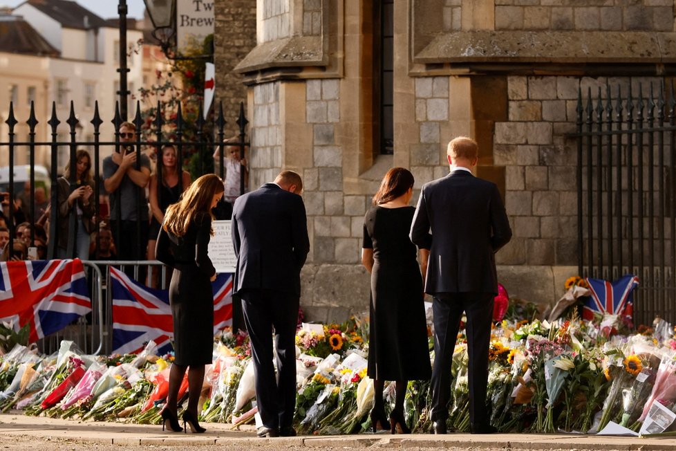 Harry, Meghan, William a Kate se ve Windsoru zdravili s občany.