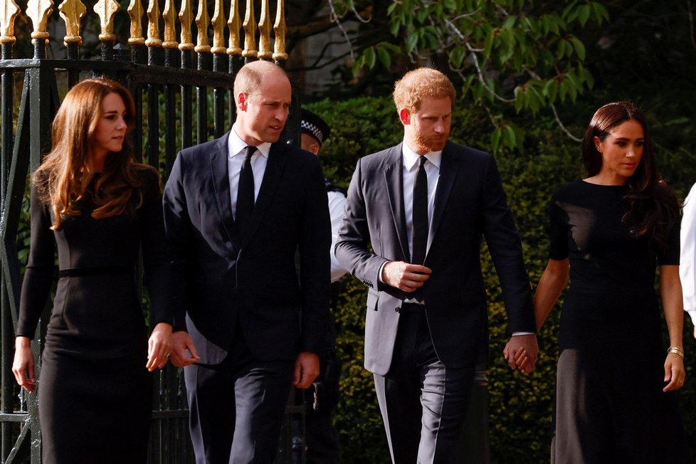 Harry, Meghan, William a Kate se ve Windsoru zdravili s občany.