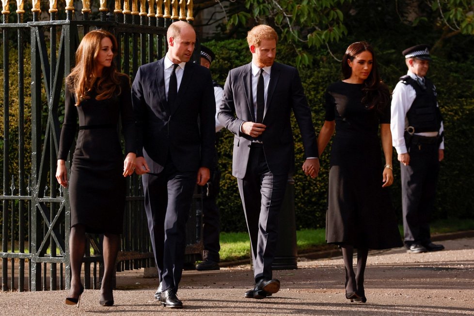 Harry, Meghan, William a Kate se ve Windsoru zdravili s občany.