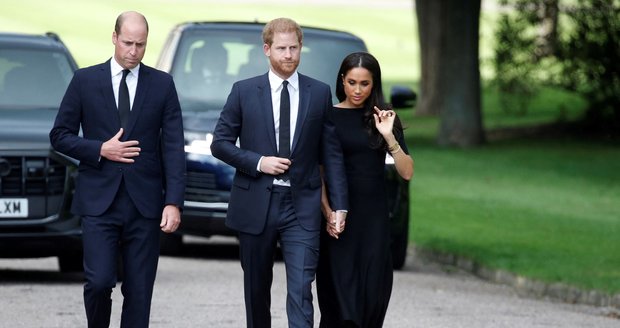 Harry, Meghan, William a Kate se ve Windsoru zdravili s občany.