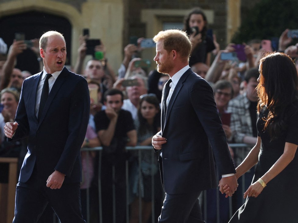 Harry, Meghan, William a Kate se ve Windsoru zdravili s občany.