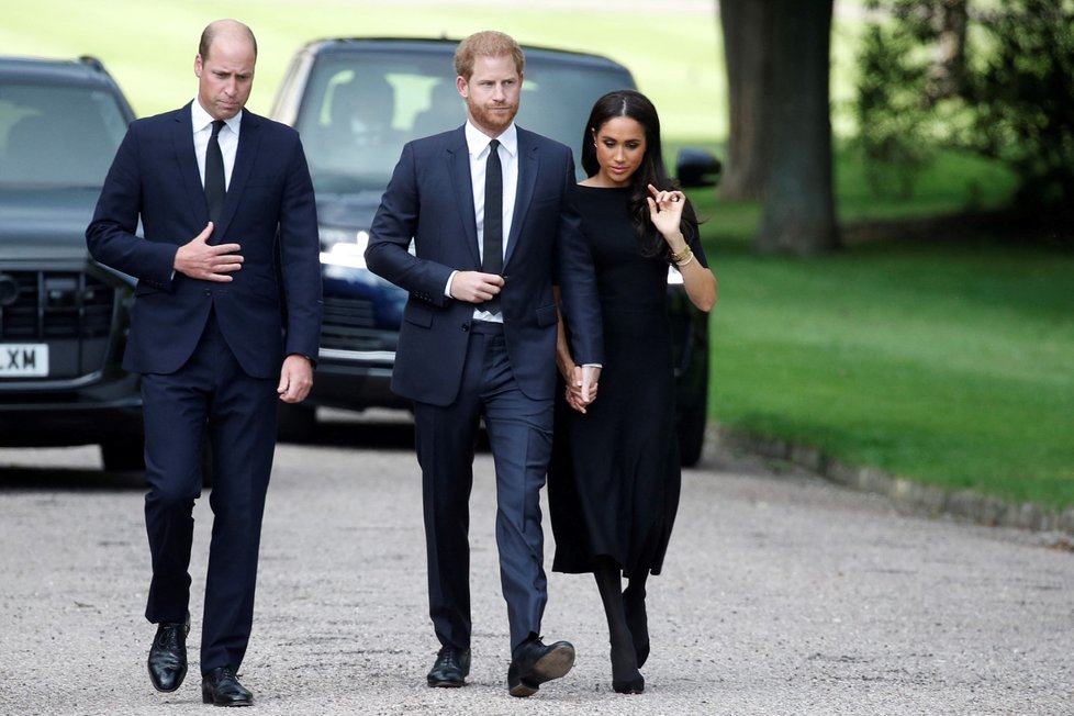 Harry, Meghan, William a Kate se ve Windsoru zdravili s občany.