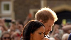 Harry, Meghan, William a Kate se ve Windsoru zdravili s občany.