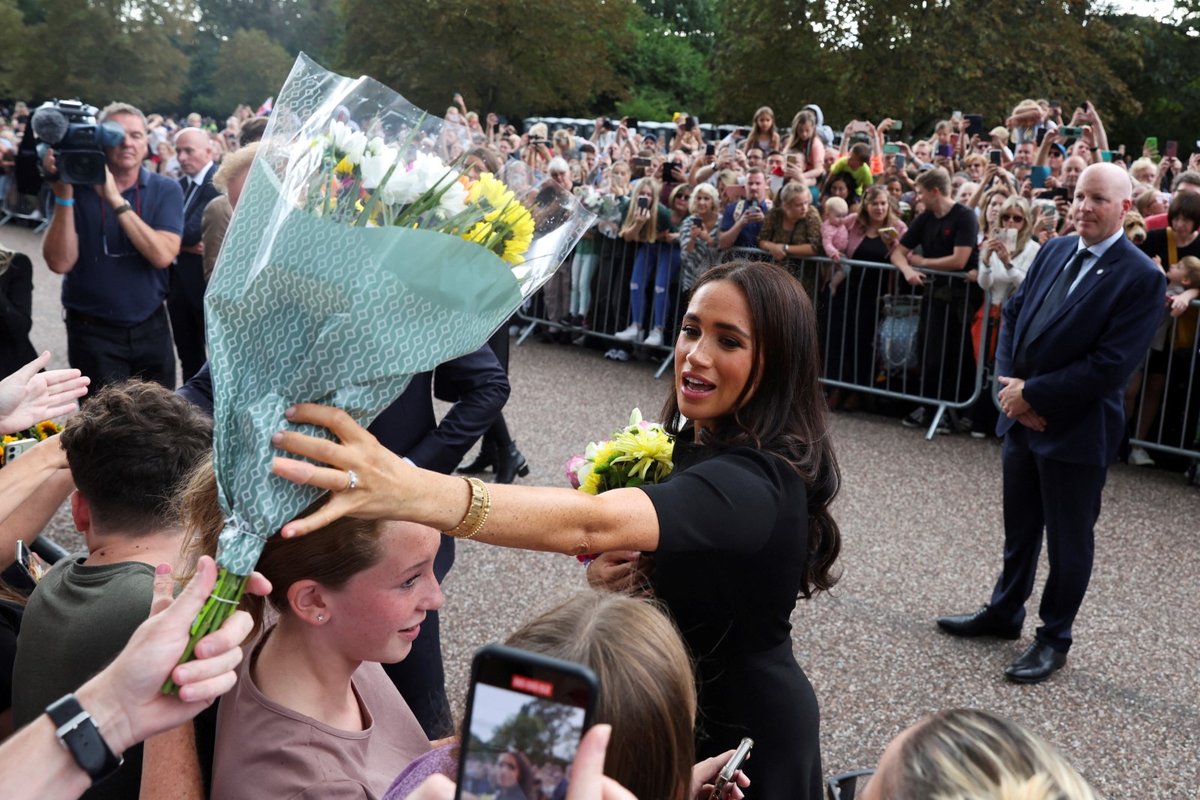 Někteří lidé dávali Meghan květiny.