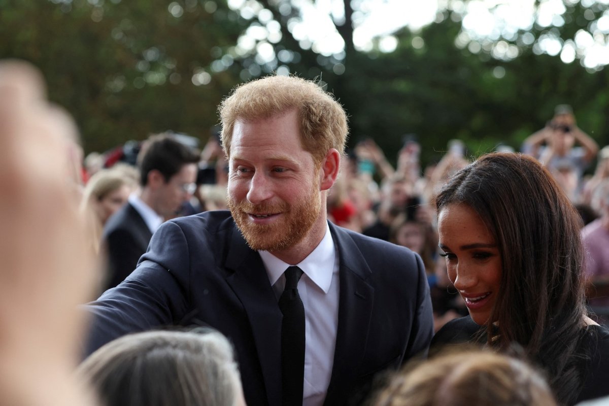 Harry, Meghan, William a Kate se ve Windsoru zdravili s občany.