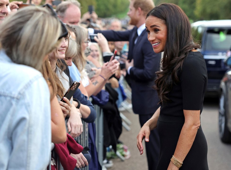 Harry, Meghan, William a Kate se ve Windsoru zdravili s občany.