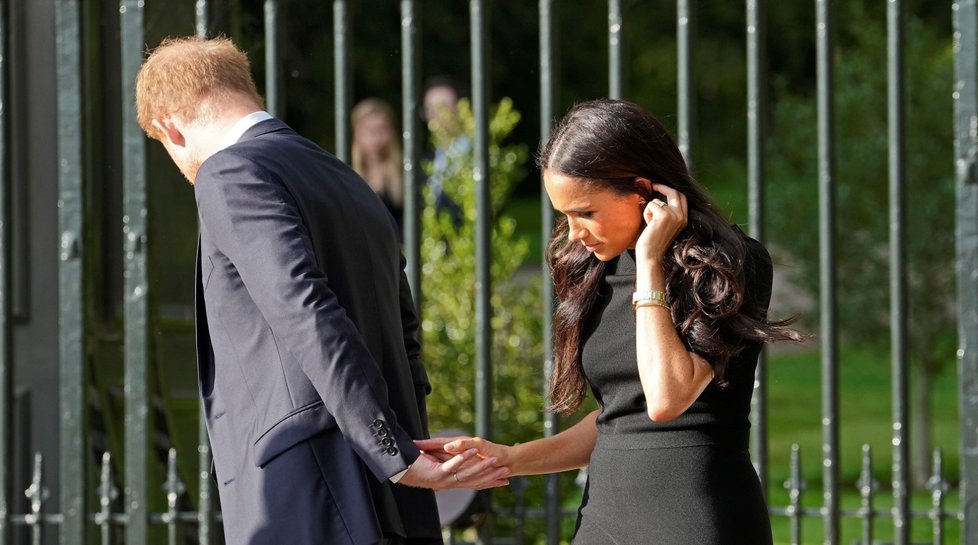 Harry, Meghan, William a Kate se ve Windsoru zdravili s občany.