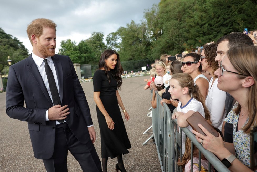 Harry, Meghan, William a Kate se ve Windsoru zdravili s občany.