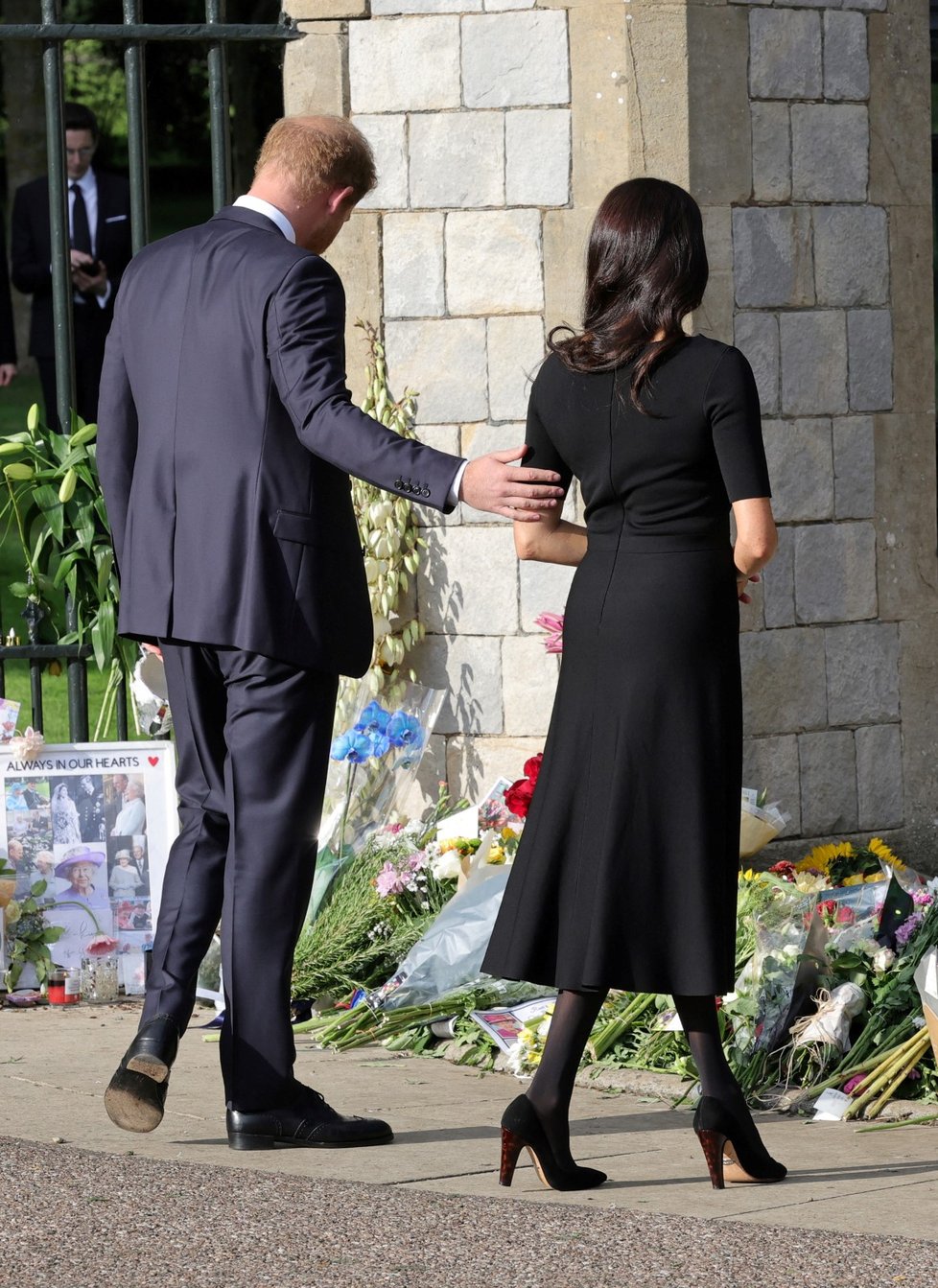 Harry, Meghan, William a Kate se ve Windsoru zdravili s občany.