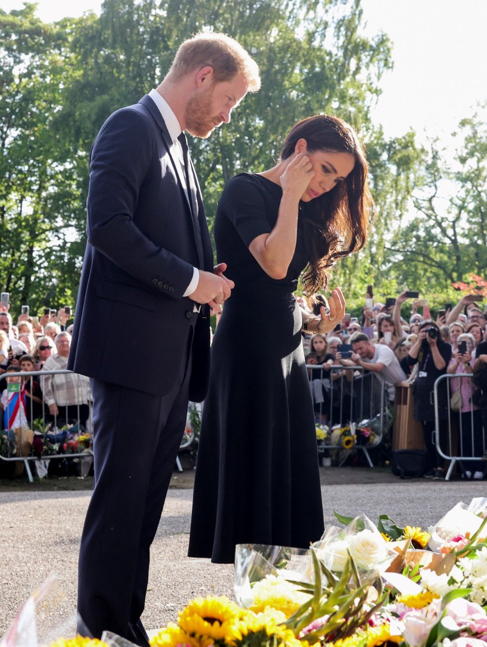 Harry, Meghan, William a Kate se ve Windsoru zdravili s občany.