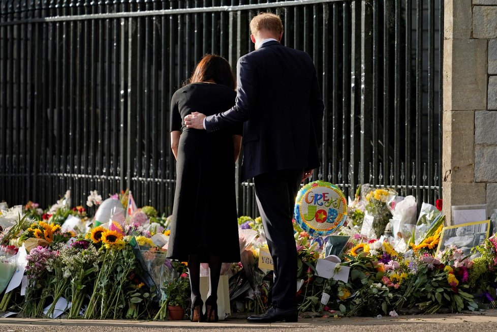 Harry, Meghan, William a Kate se ve Windsoru zdravili s občany.