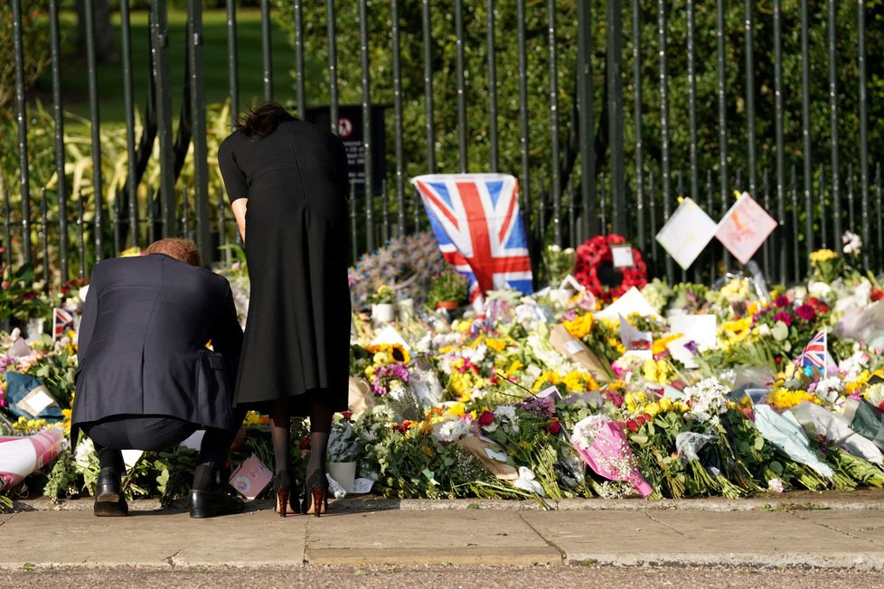 Harry, Meghan, William a Kate se ve Windsoru zdravili s občany.