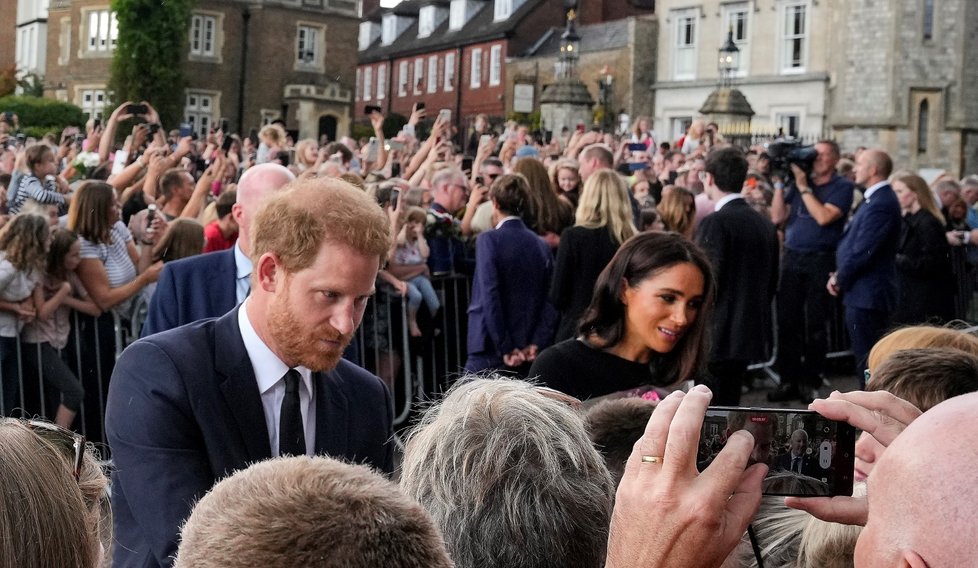 Někteří lidé podali Meghan ruku.