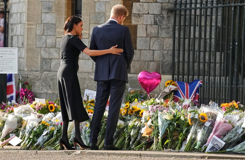 Harry, Meghan, William a Kate se ve Windsoru zdravili s občany.