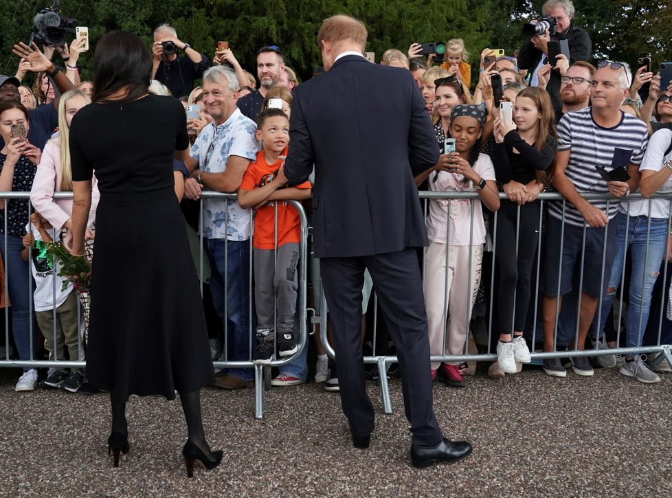 Harry, Meghan, William a Kate se ve Windsoru zdravili s občany.