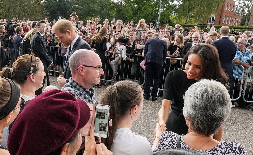 Někteří lidé podali Meghan ruku.