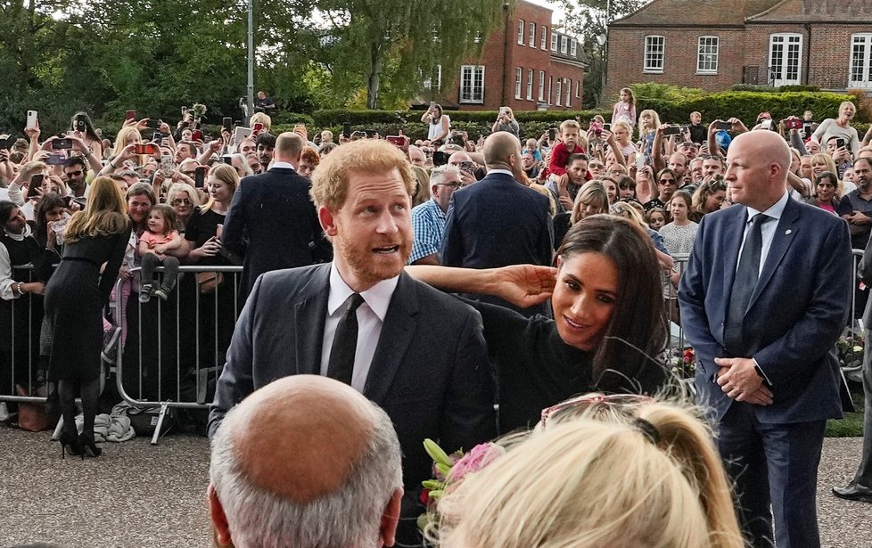 Harry, Meghan, William a Kate se ve Windsoru zdravili s občany.