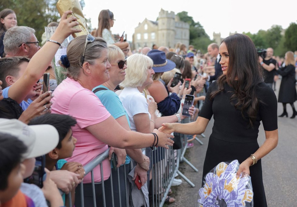 Někteří lidé podali Meghan ruku.