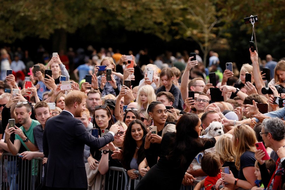 Harry, Meghan, William a Kate se ve Windsoru zdravili s občany.