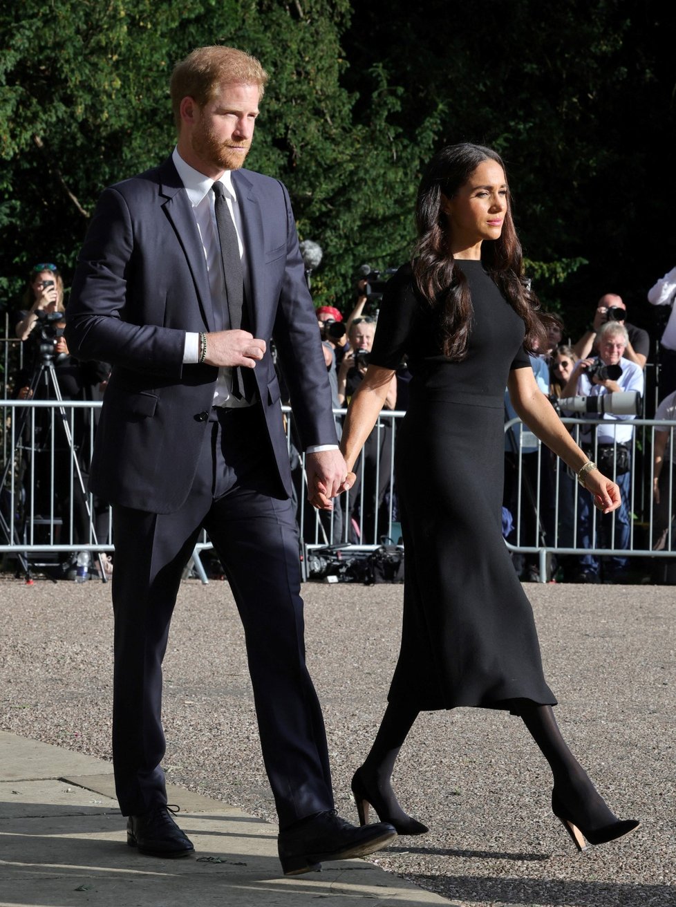 Harry, Meghan, William a Kate se ve Windsoru zdravili s občany.