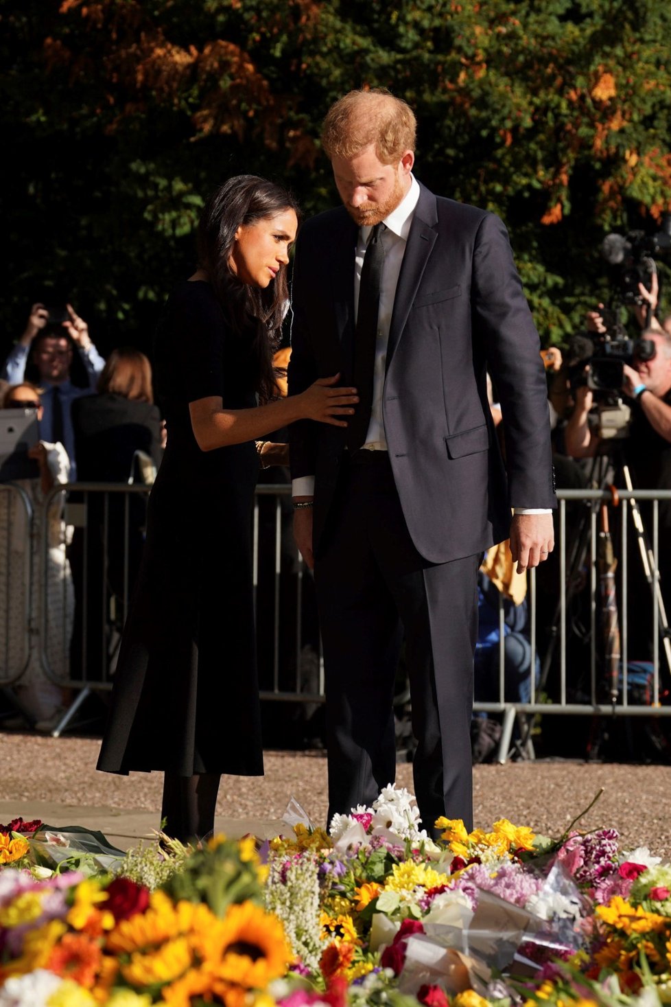 Harry, Meghan, William a Kate se ve Windsoru zdravili s občany.