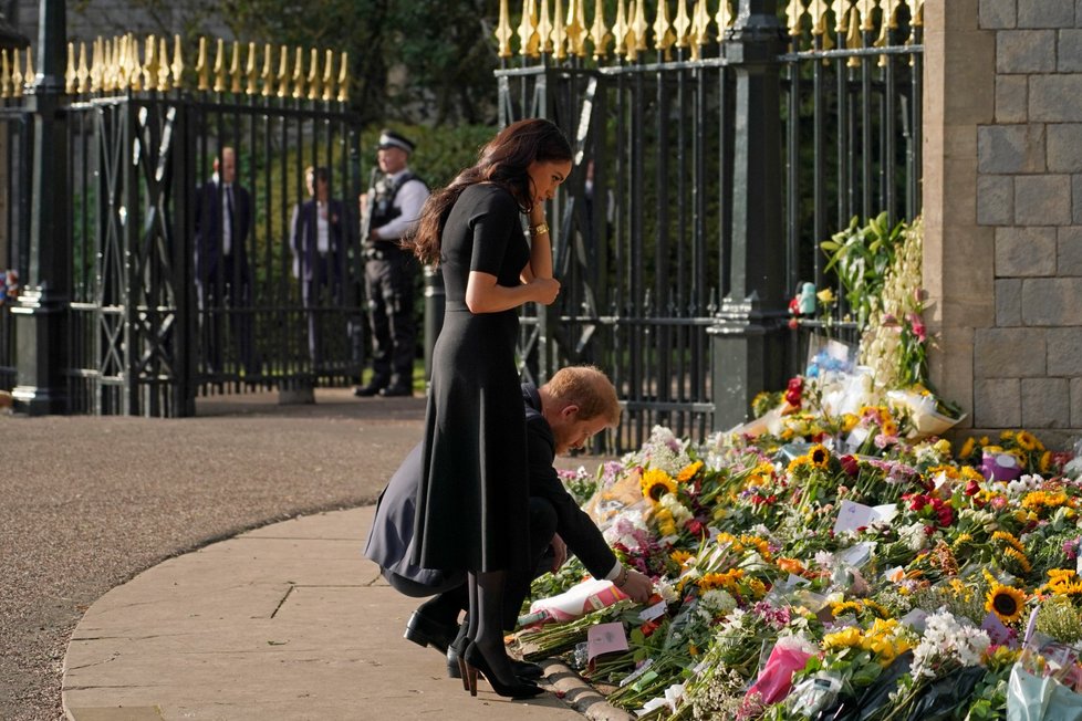 Harry, Meghan, William a Kate se ve Windsoru zdravili s občany.