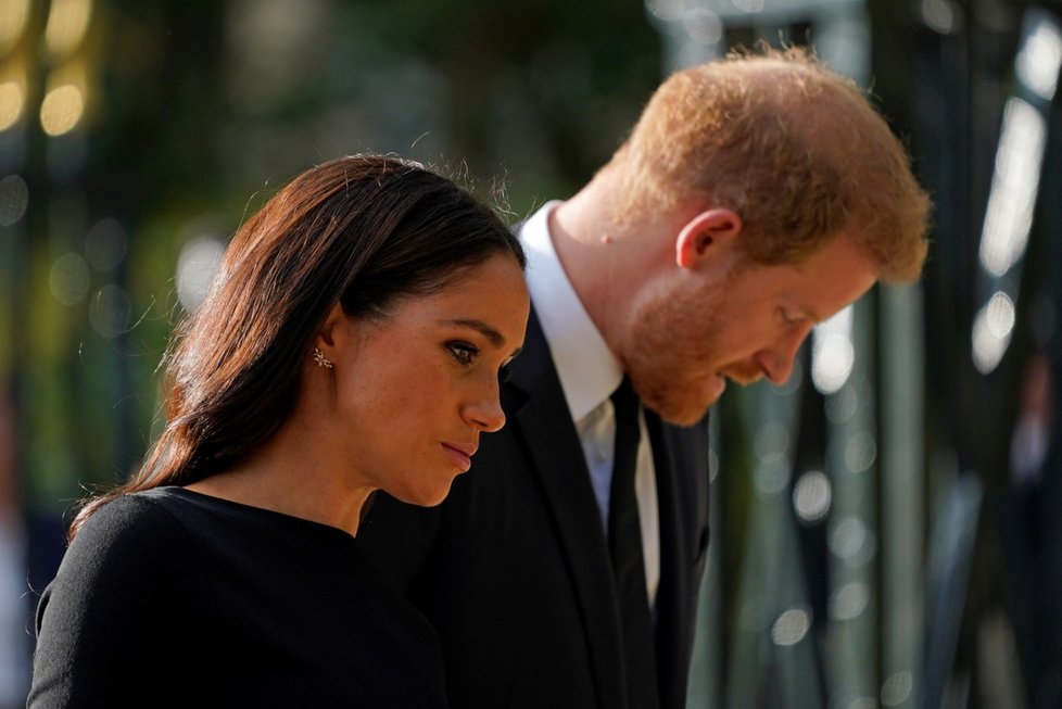 Harry, Meghan, William a Kate se ve Windsoru zdravili s občany.