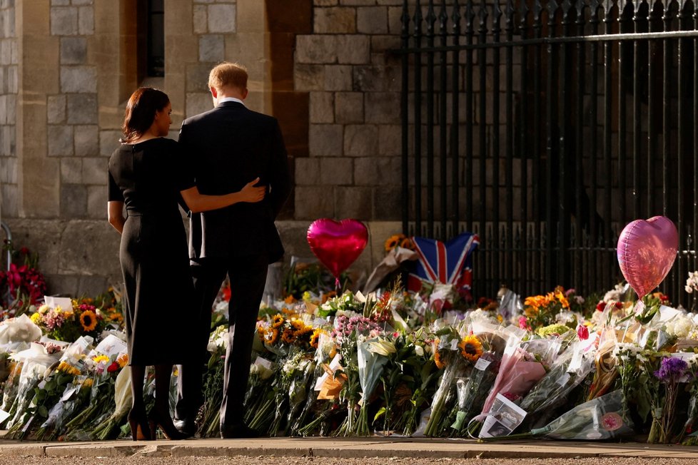 Harry, Meghan, William a Kate se ve Windsoru zdravili s občany.