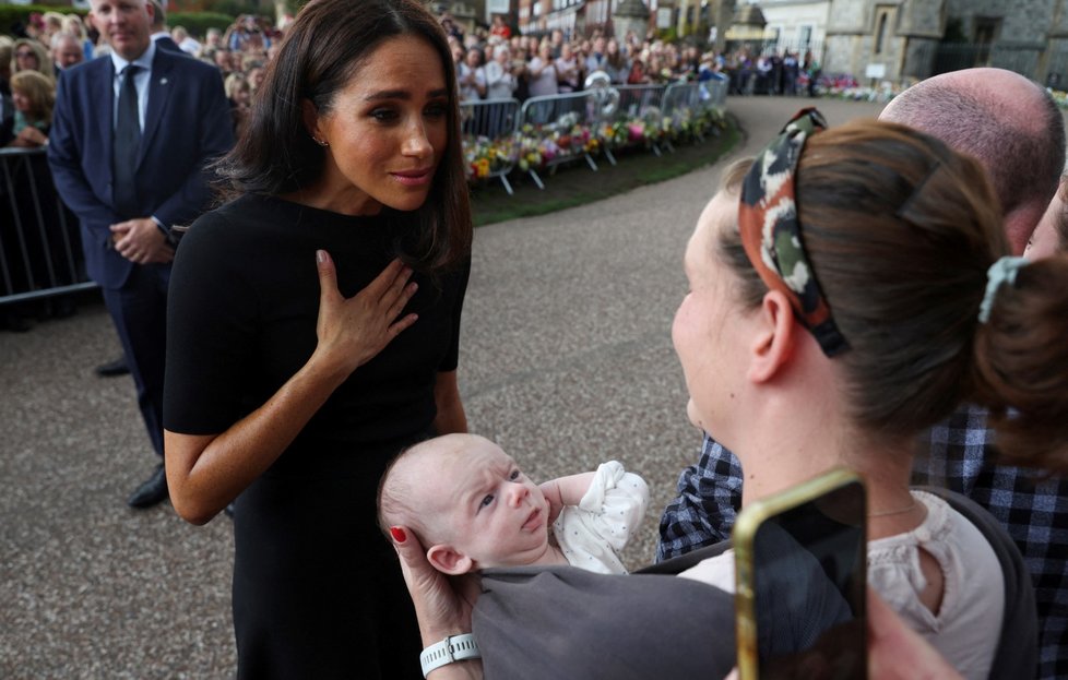 Meghan se rozplývala nad dětmi.