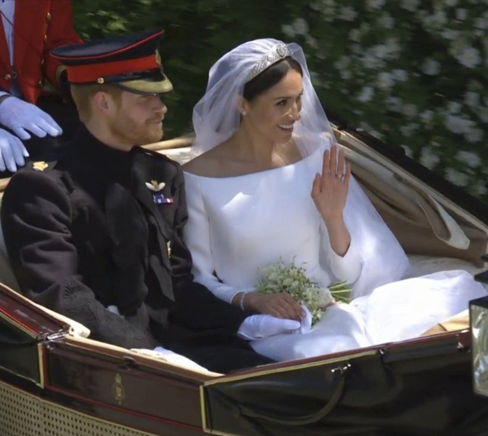 Harry a Meghan v kočáře