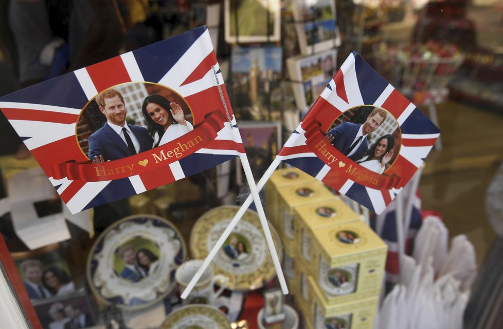 Britské obchody se připravují na další královskou svatbu - tentokrát prince Harryho s herečkou Meghan Markelovou.