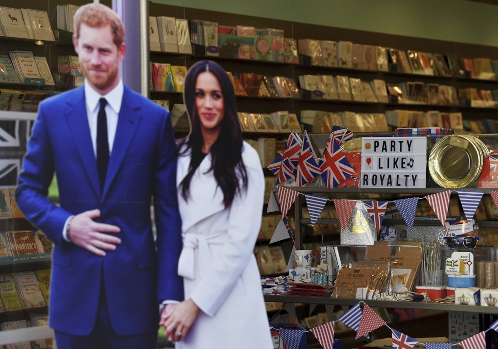 Britské obchody se připravují na další královskou svatbu - tentokrát prince Harryho s herečkou Meghan Markleovou.