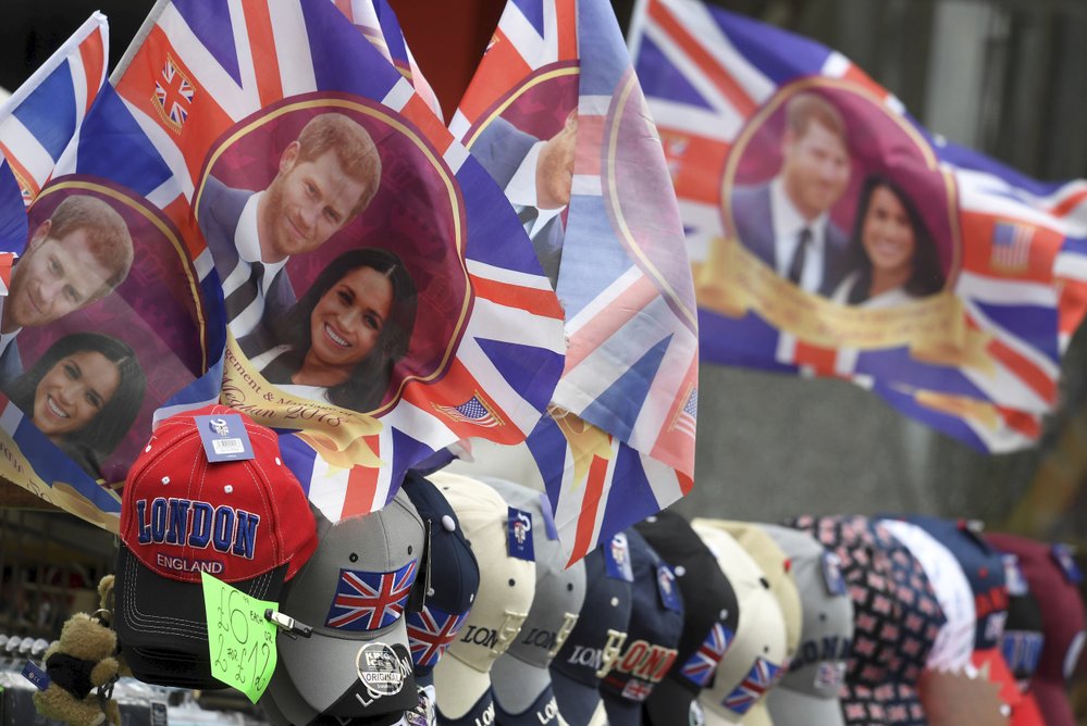 Britské obchody se připravují na další královskou svatbu - tentokrát prince Harryho s herečkou Meghan Markelovou