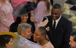 Serena William se na královské svatbě zdraví s Cloonyovými