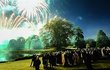 Královská rodina a hosté na svatbě Harryho a Meghan sledují svatební ohňostroj.