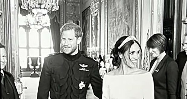 Princ Harry se svou manželkou Meghan ve svatebním.