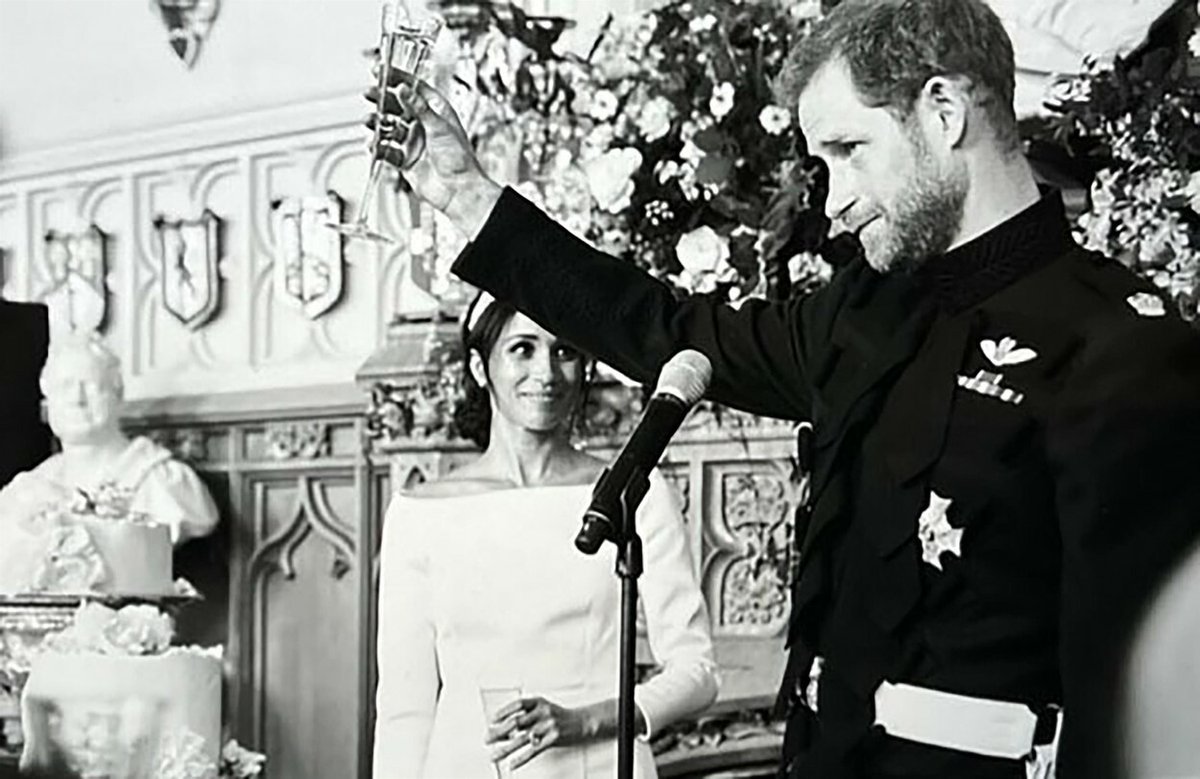 Princ Harry pronáší novomanželský přípitek.