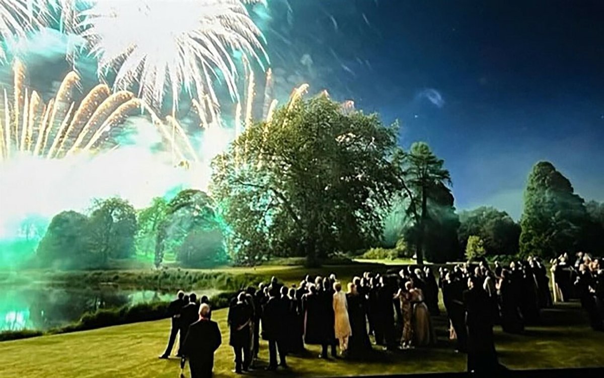 Královská rodina a hosté na svatbě Harryho a Meghan sledují svatební ohňostroj.