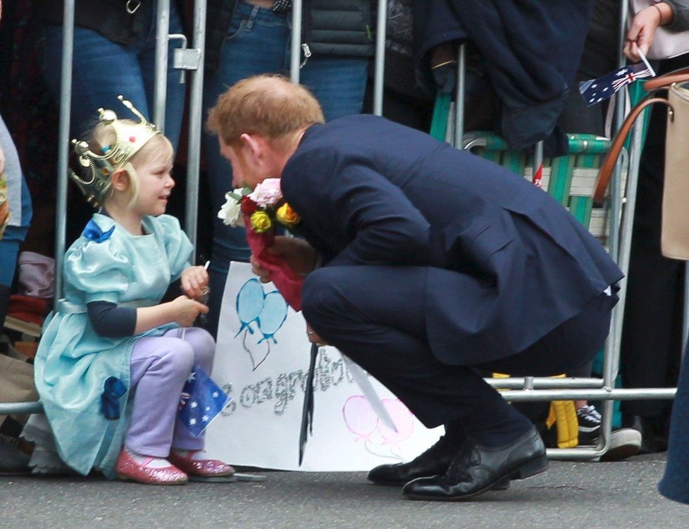 Harry s Meghan v obležení dětí na státní návštěvě Austrálie