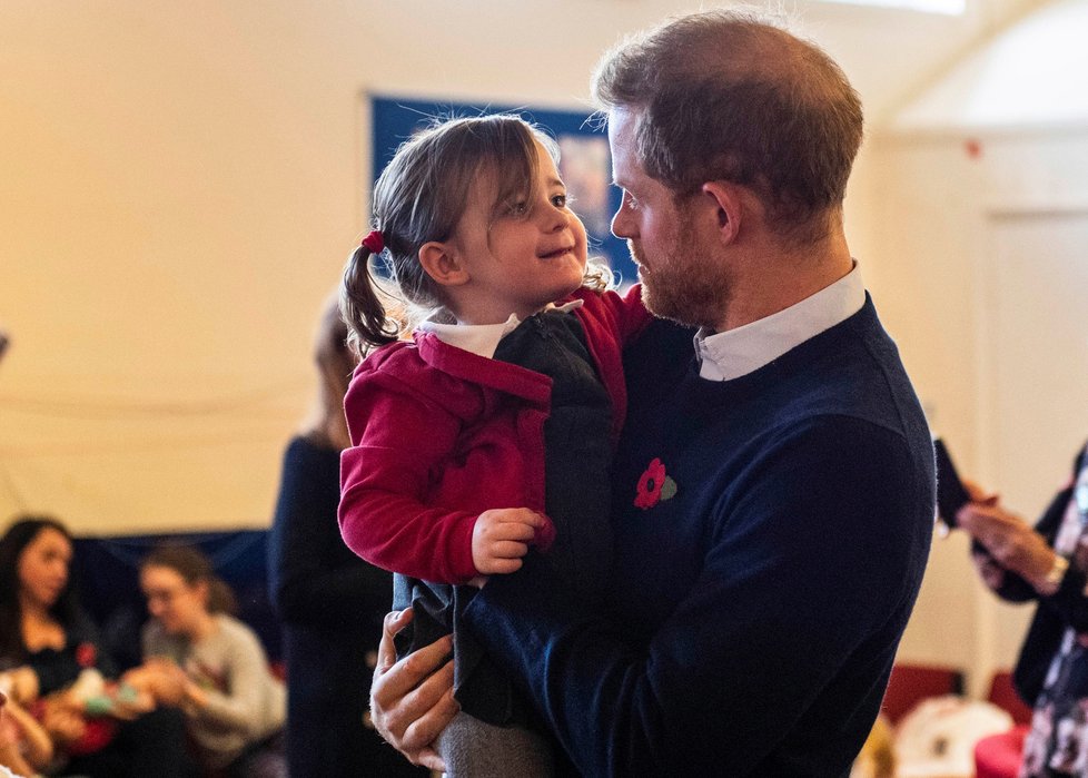 Harry a Meghan zašli na ranní kávu se členy rodin vojáků nasazených do akce.